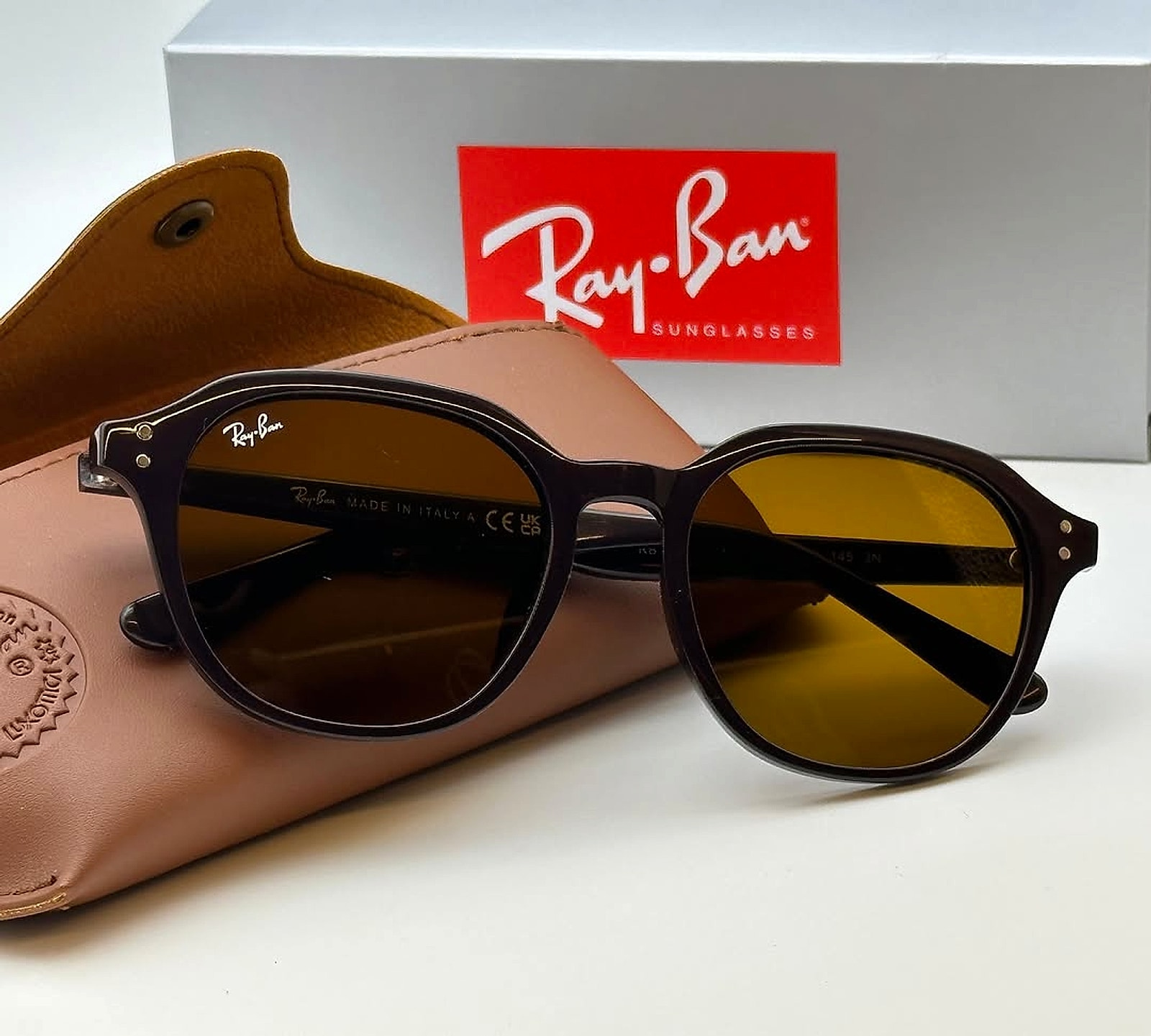 Add coffee to your eyes everyday without having to remove them wherever you go.RB4459D 54mm In Opal Brown and Dark Brown
